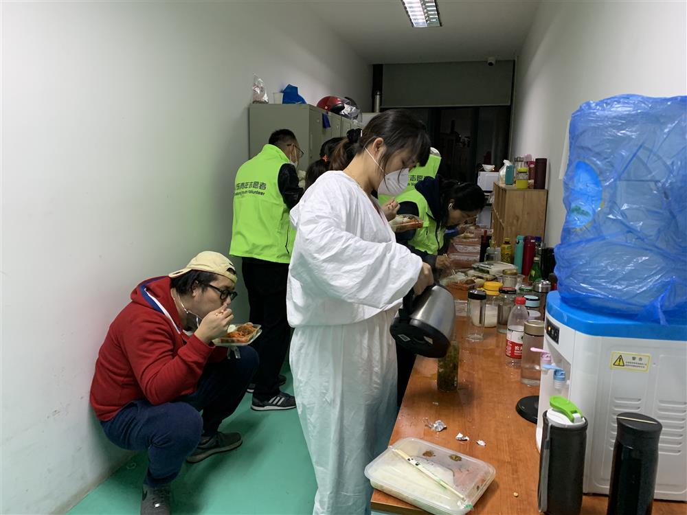 綠馬甲“浦東青年志愿者”，的一次晚班志愿服務