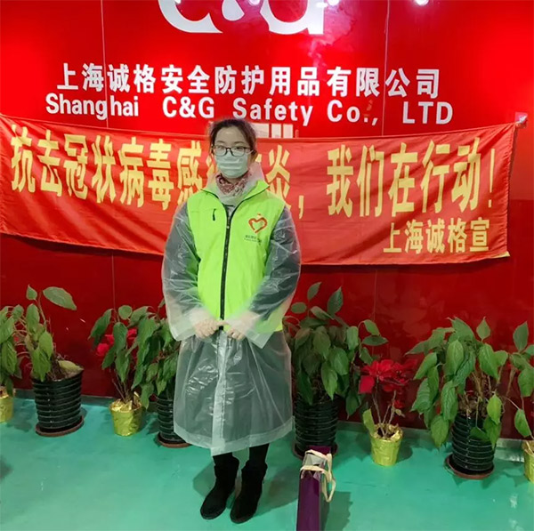 攜手戰(zhàn)“疫”，逆風(fēng)而上，上海志愿者助力抗疫防護(hù)服生產(chǎn)