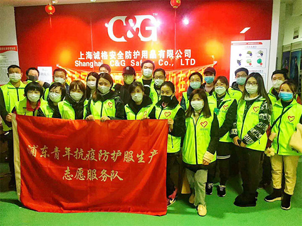 攜手戰(zhàn)“疫”，逆風而上，上海志愿者助力抗疫防護服生產(chǎn)