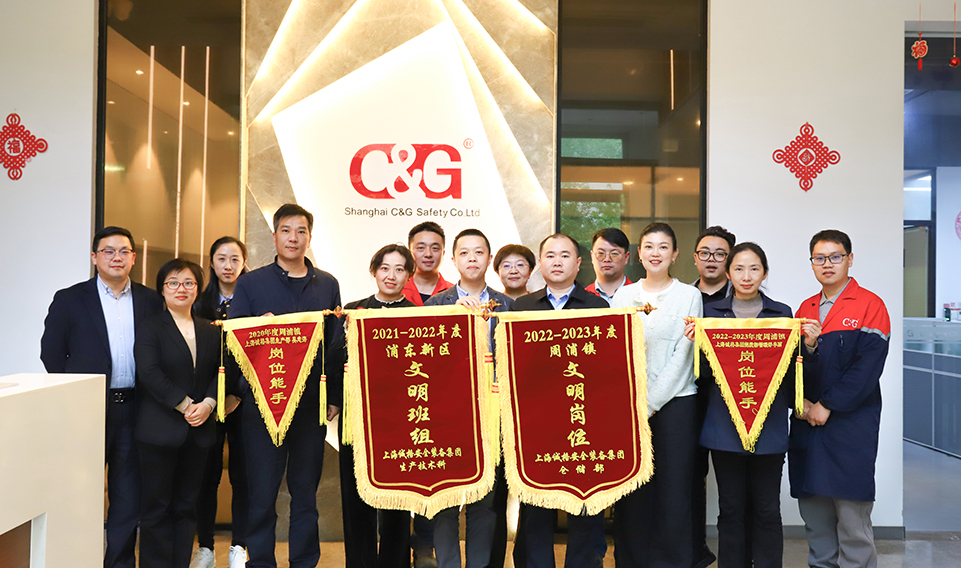 上海誠(chéng)格集團(tuán)舉行 “文明班組”“文明崗位”、“崗位能手”授錦旗儀式